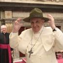 Ferenc pápa cserkészkalapban - francia cserkészeket fogadva