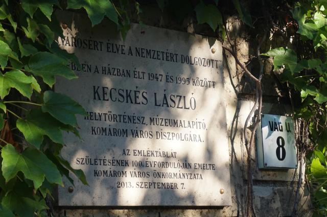 A Kecskés-ház homlokzatán található emléktábla megkoszorúzása